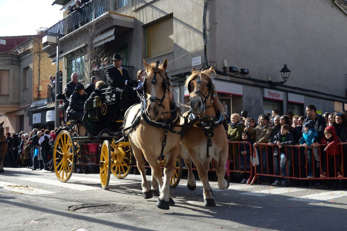 Els carrers de Rubí es van omplir per seguir els Tres Tombs.