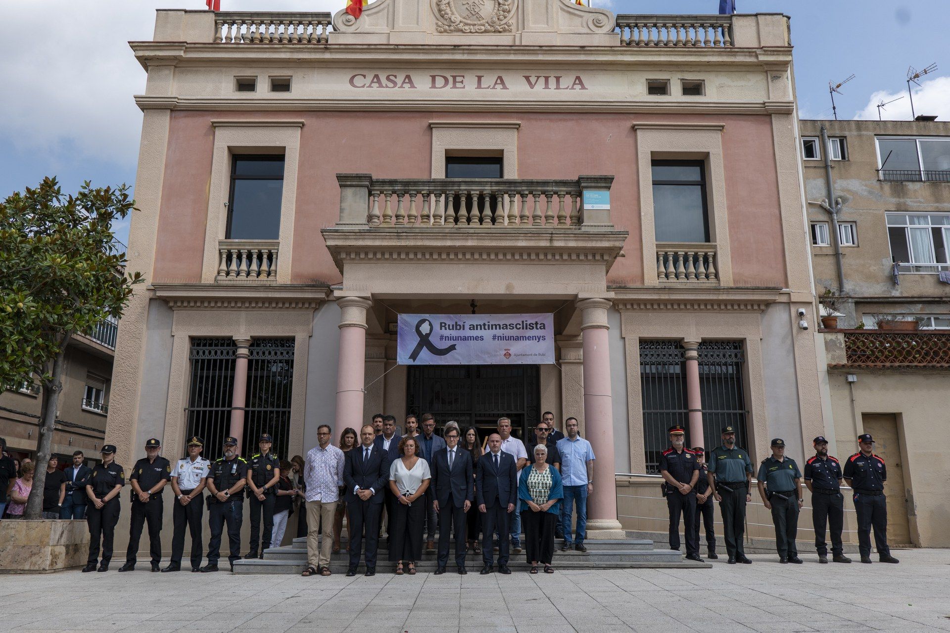 Mintu de silenci contra la violència masclista a Rubí