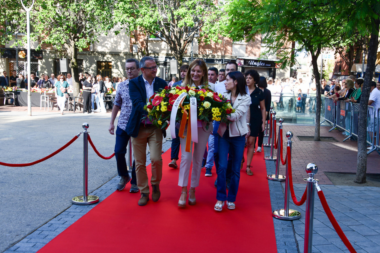 L'alcaldessa de Rubí, Ana Maria Martínez, durant la ofrena floral