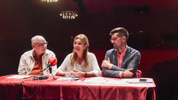 L’alcaldessa, el regidor de Promoció i Dinamització Cultural i el director de La Sala, durant la presentació de la programació