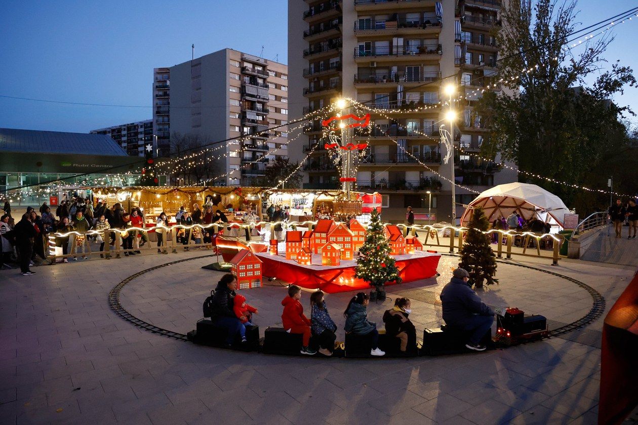 La fira de Nadal de Rubí ofereix un espai familiar amb el Tren dels Somnis i el Tió Gegant com a principals reclams