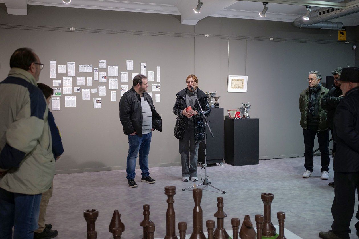 L'alcaldessa i el president de l'Associació d'Escacs Rubinenca durant la inauguració de l'Exposició