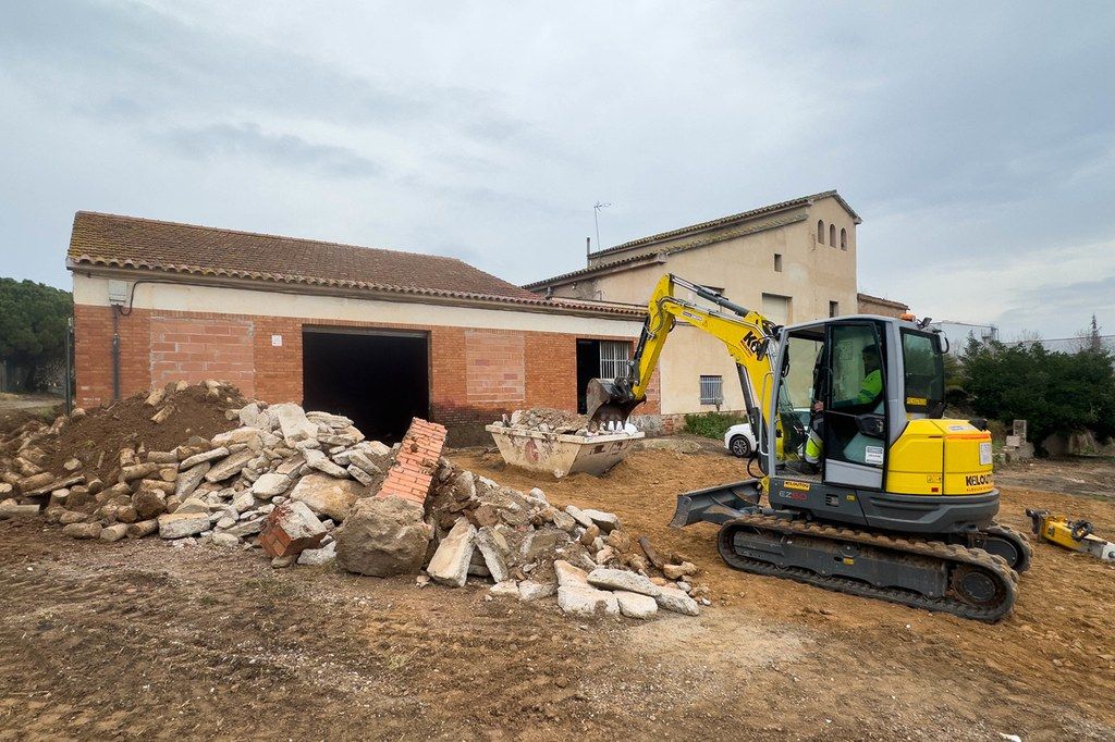 Obres a Can Sant Joan per crear una nova zona d'horts urbans a la ciutat.