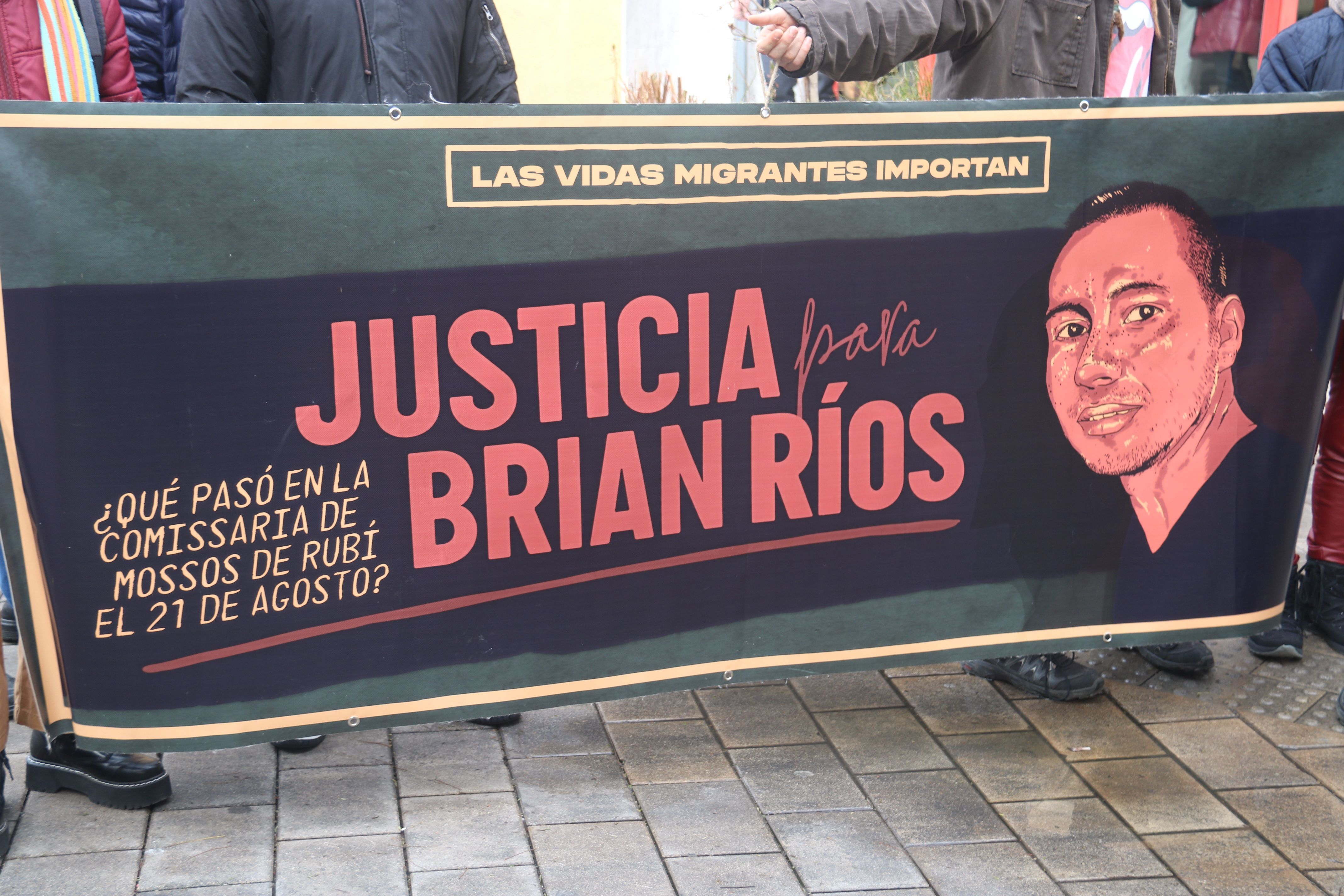 Pancarta de suport al cas de Brian Ríos, mort a Rubí l'any 2022