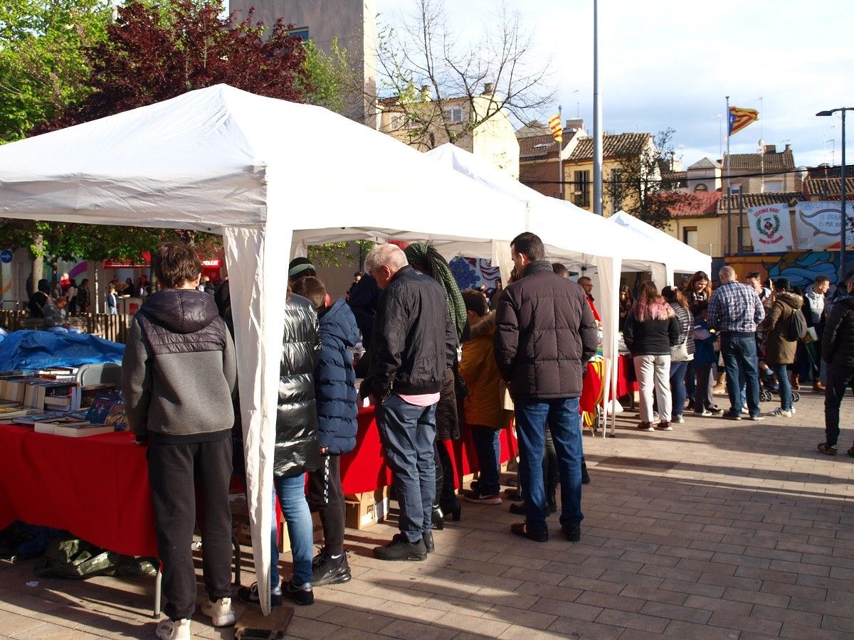 Centenars de persones s'han acostat a la Fira de Sant Jordi a la plaça del Doctor Guardiet