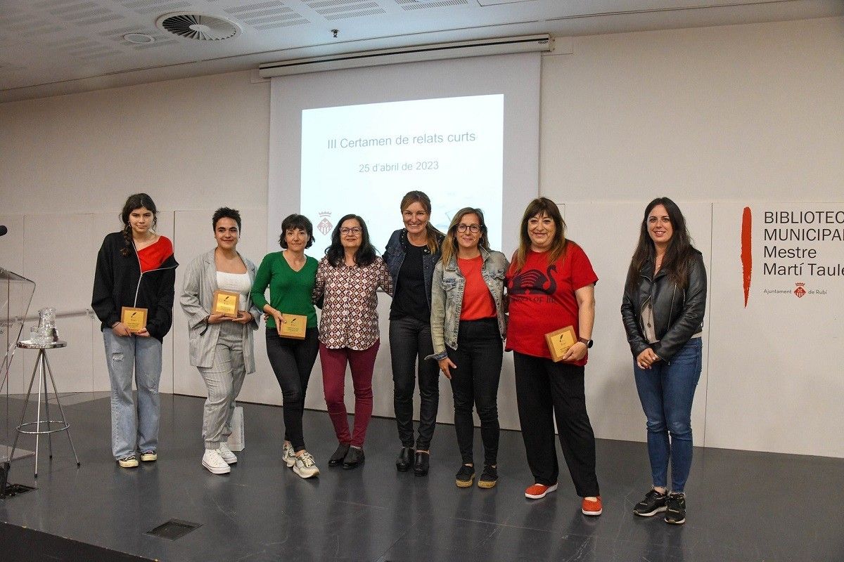 L'alcaldessa, la regidora d'Igualtat i la de Joventut, amb les guanyadores del concurs