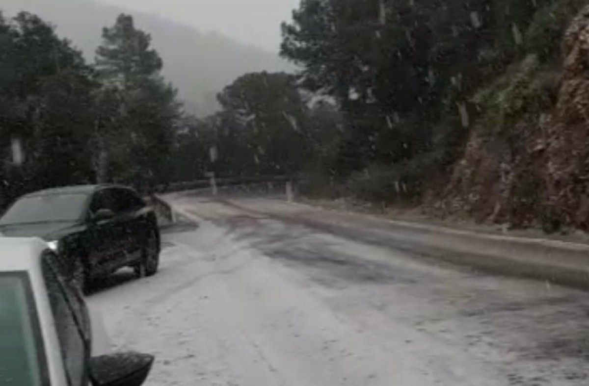 La neu arriba a Sant Llorenç del Munt. 