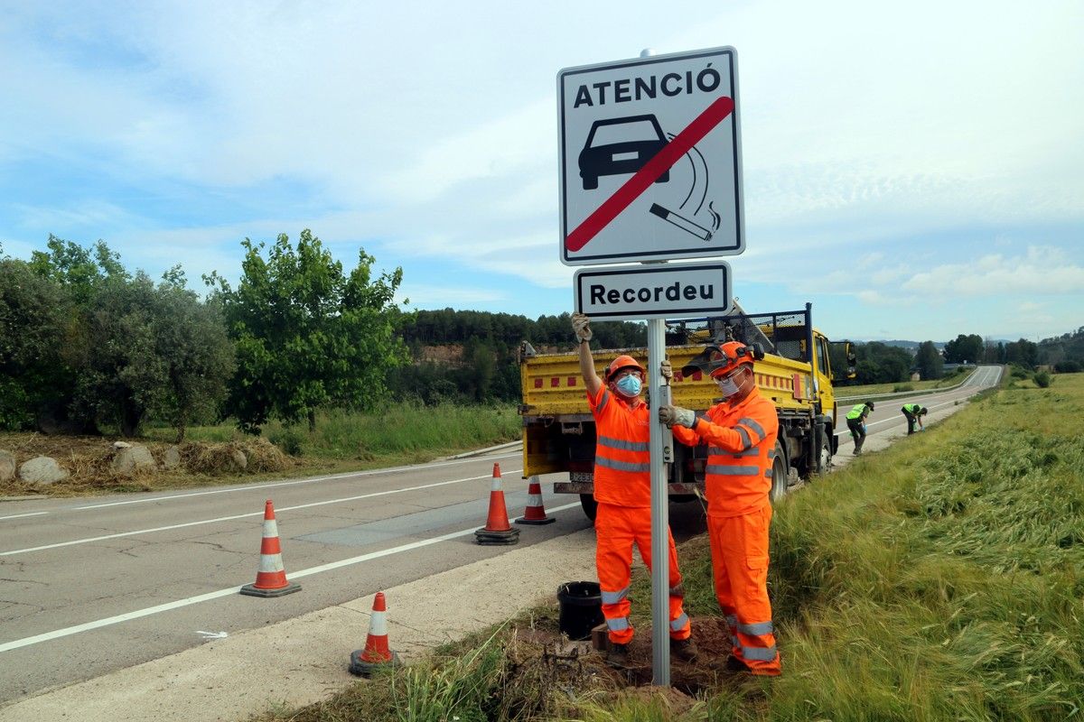 Instal·lació de la primera senyal a la carretera d'Avinyó