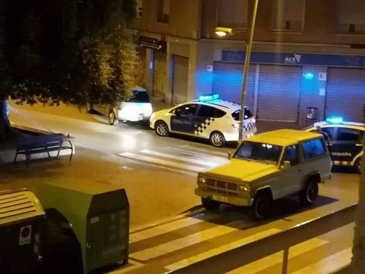 Mossos d'Esquadra i Policia Local pentinen la zona on es van trobar les armes blanques