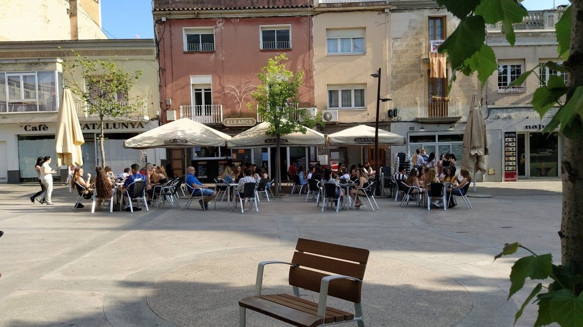 Terrasses de bar a la plaça de Catalunya de Rubí.