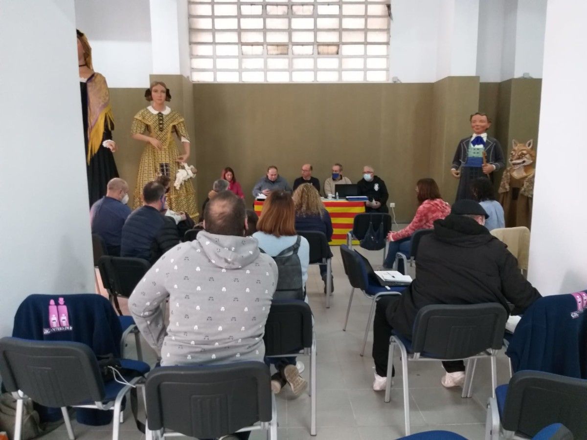 Imatge de l'assemblea de socis de la Colla de Geganters de Rubí